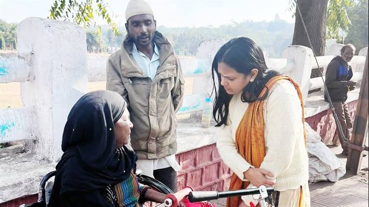 मुख्यमंत्री डॉ. मोहन यादव के निर्देश पर बुदनी निवासी बहन सायरा को मिली ट्राई साइकिल